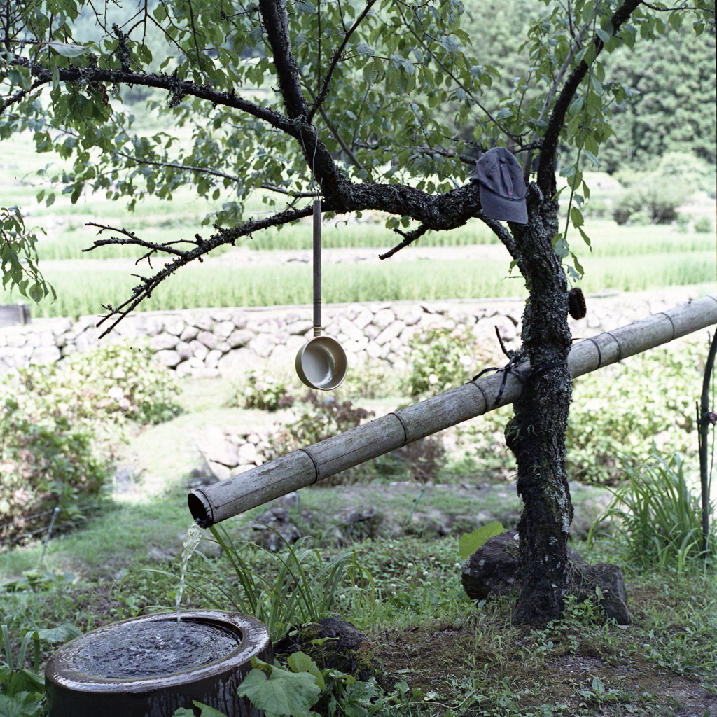 水場の柄杓と作業帽