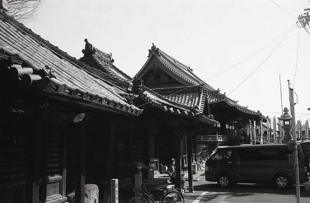 本道からの瓦屋根