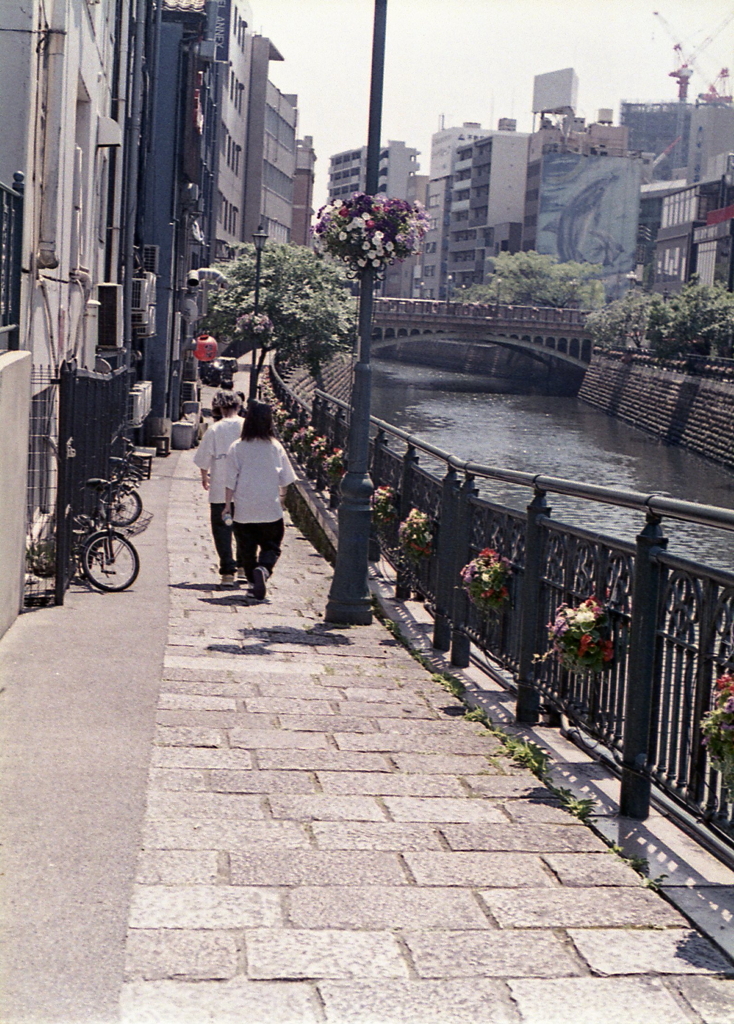 若い二人から「こんにちは！」