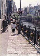 若い二人から「こんにちは！」