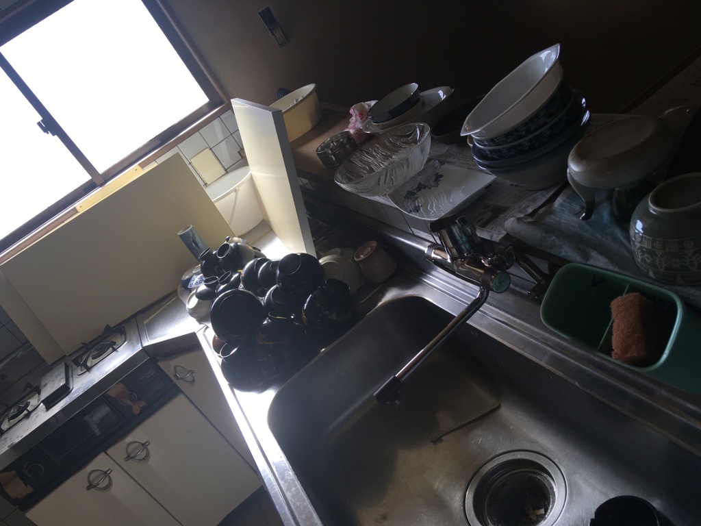 なんでこんなに茶碗があるの？（涙
