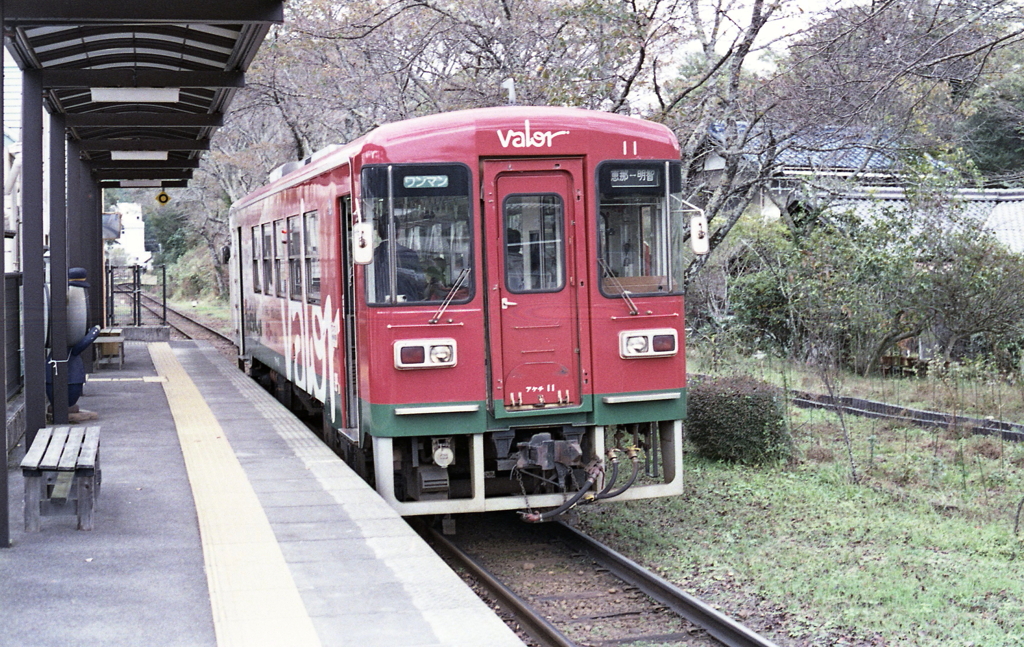 赤い電車にスーパーvalor（バロー）（苦笑