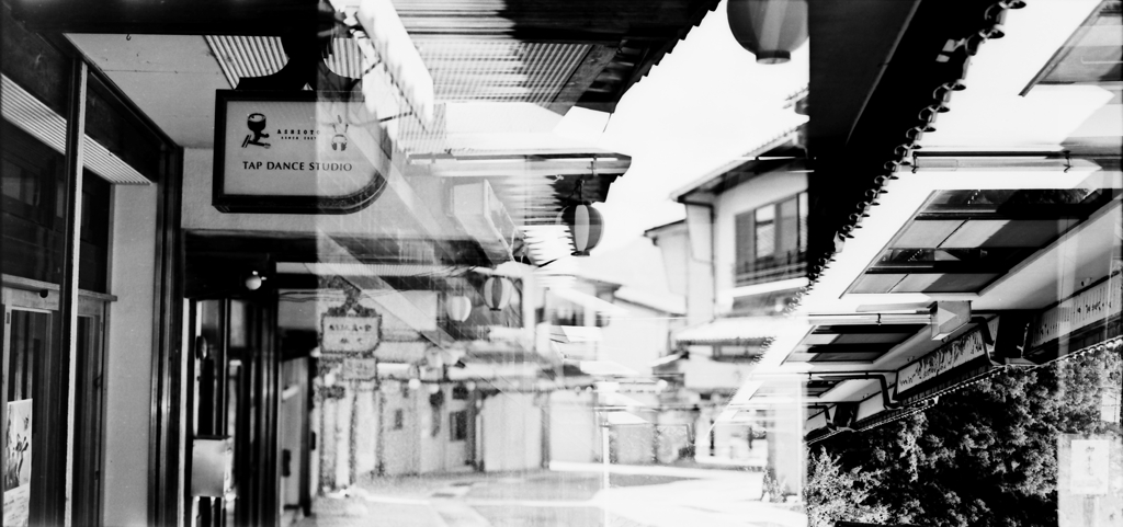 振り返るも誰もいない…