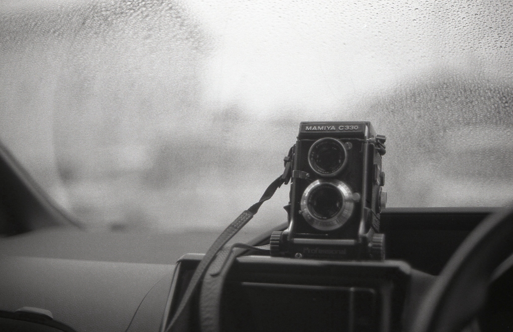 雨降りには蛇腹カメラは使えない…