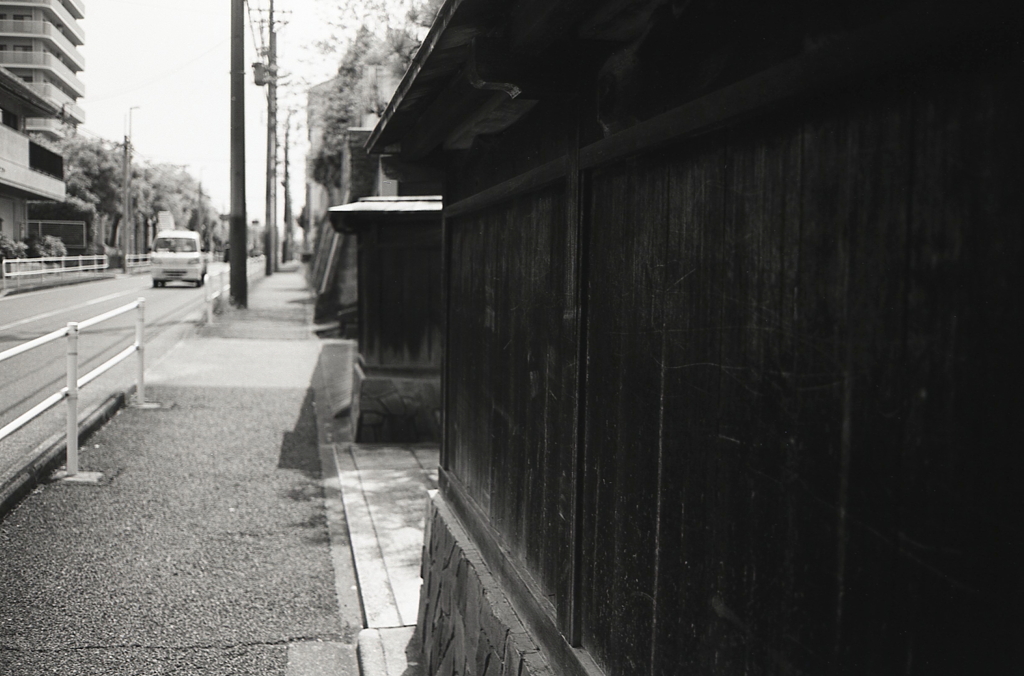 古い板塀を歩き…