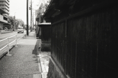 古い板塀を歩き…