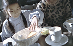 パンに手を出す孫でした。