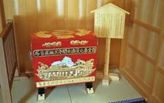 金ぴかの募金箱