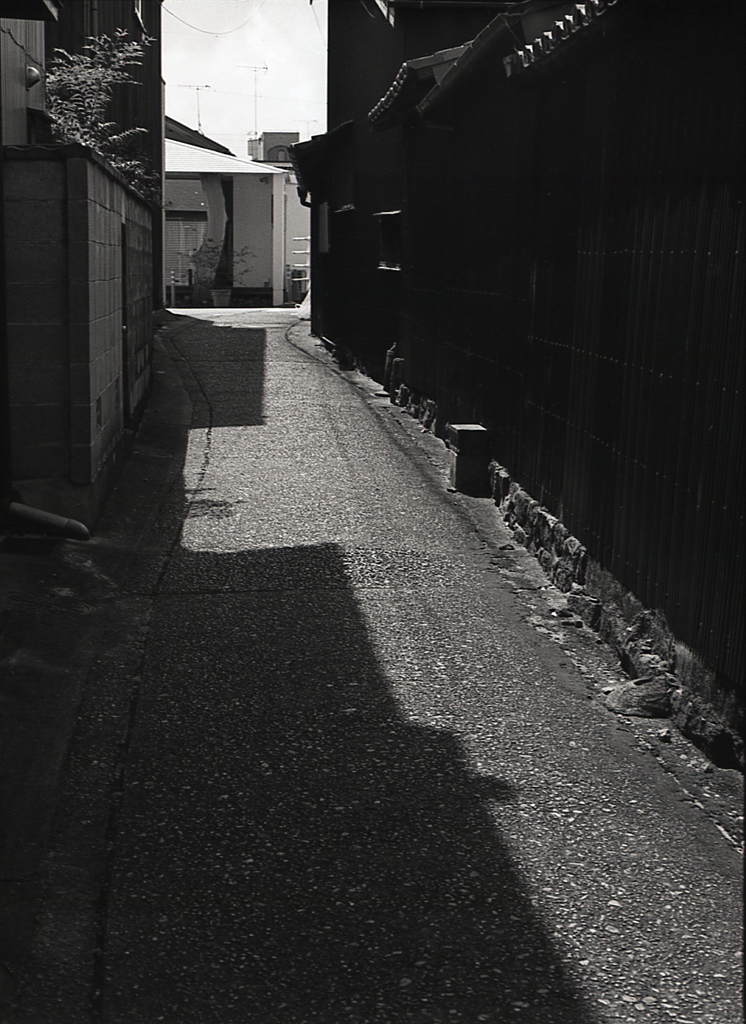 細路地の影