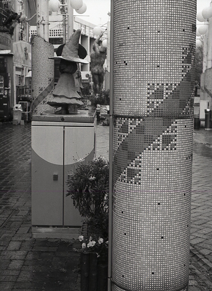 魔法使いとタイルの電柱