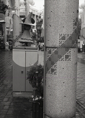 魔法使いとタイルの電柱