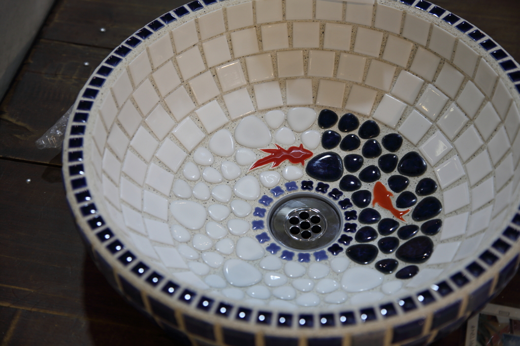 金魚がいるタイルの流し台