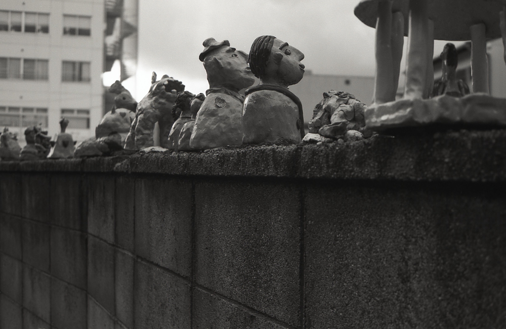 塀の上の陶器人形