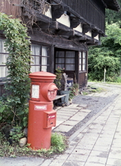 旧街道の赤いポスト