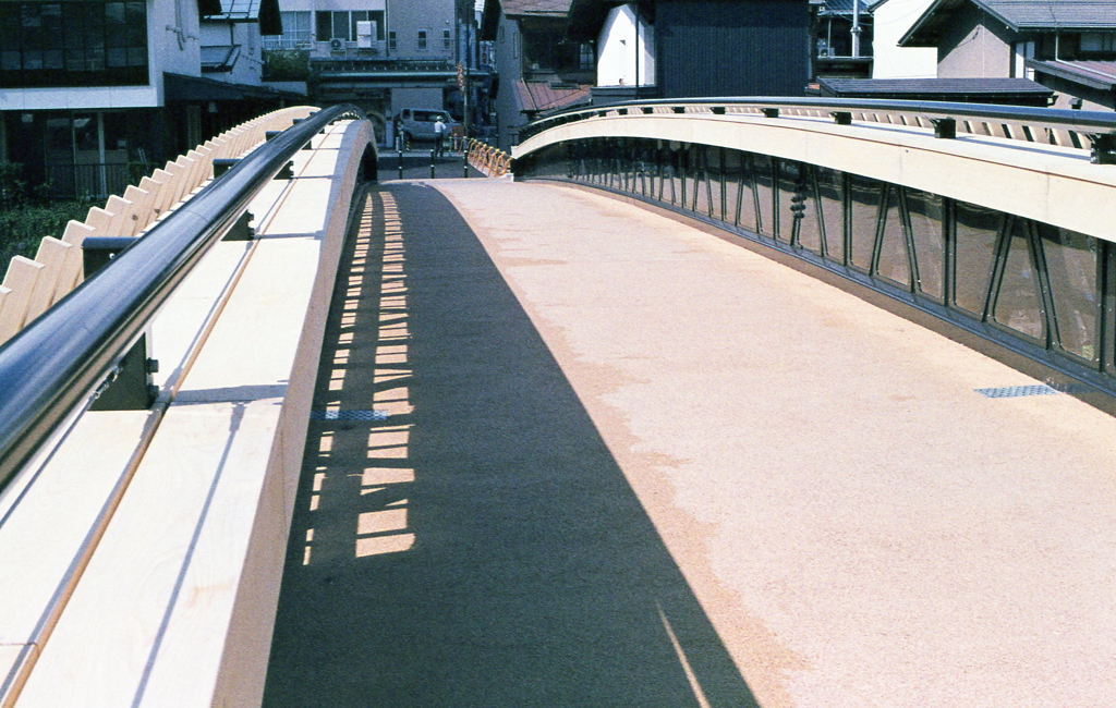 大勢行き交う広い弥生橋