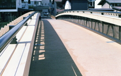 大勢行き交う広い弥生橋 大勢行き交う広い弥生橋