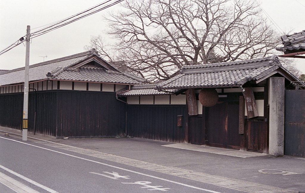 古い門構えは酒蔵だった