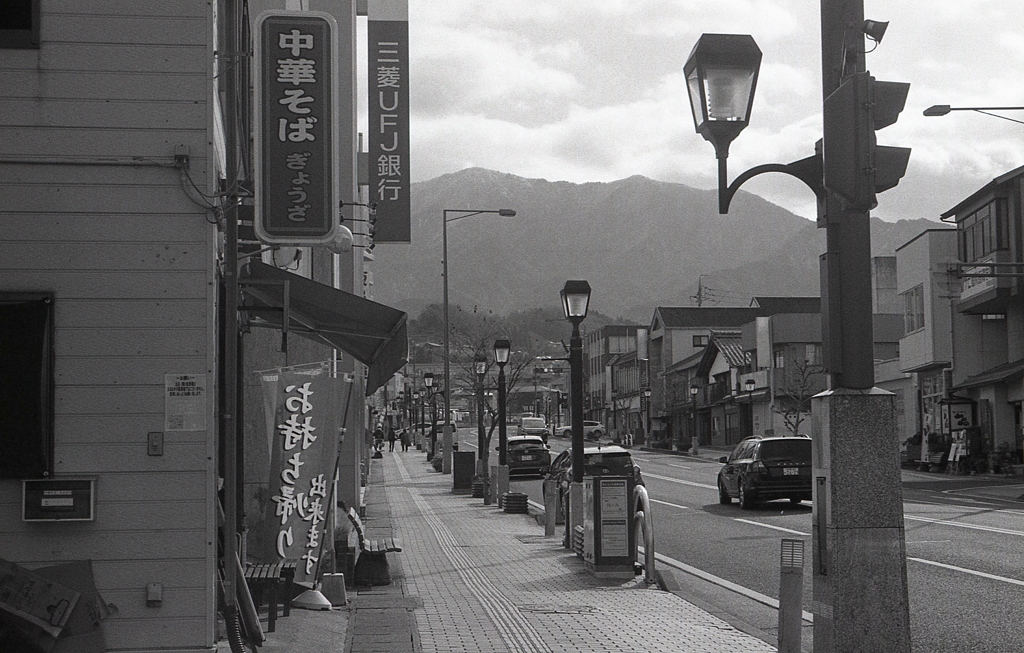 山に囲まれた中津川