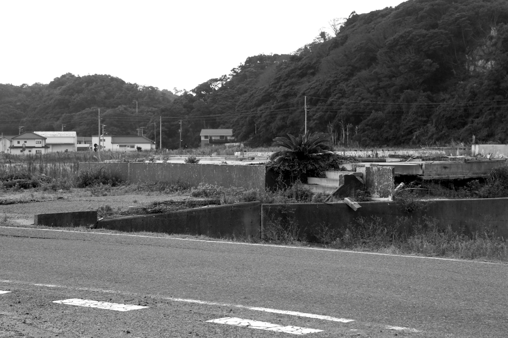 少し高台の残された基礎、ただその向こうには…