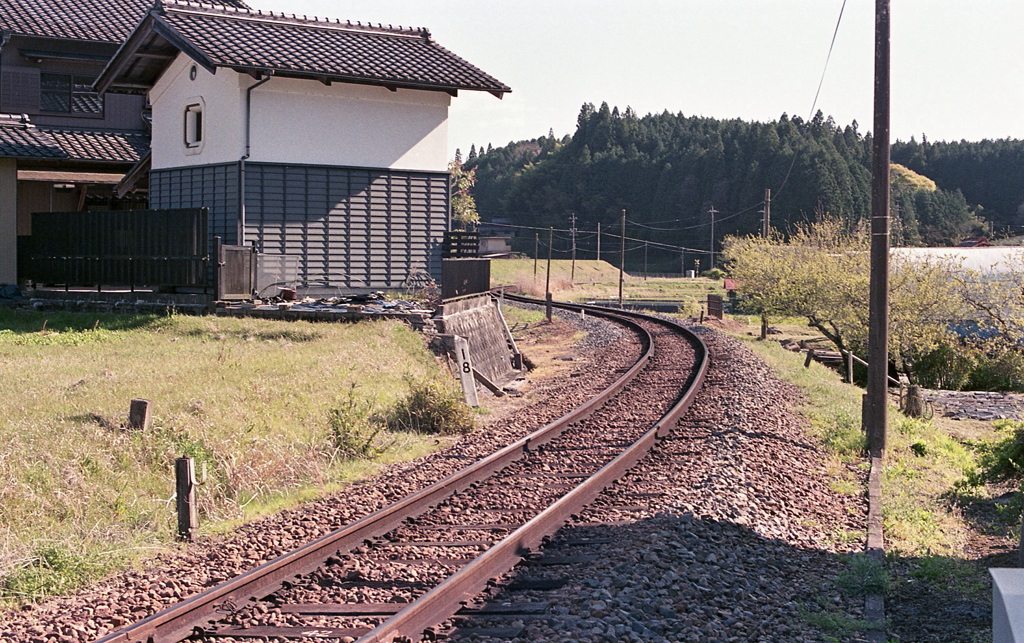 カーブする単線線路　～鉄道のある風景