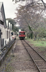 旧車と並んで家に向け…