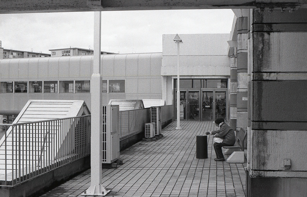 ひとりテラスで煙草ふかす老女～2020年1月撮影