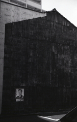 黒塗りトタンにポスター