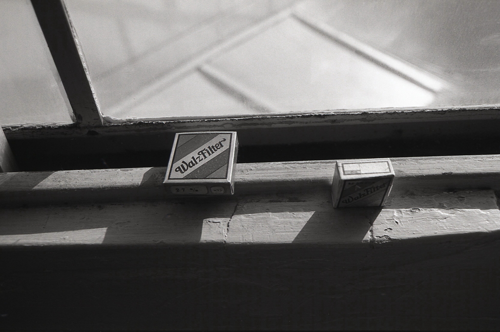 窓辺に置かれたレトロフィルターの紙箱