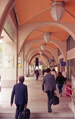 行き交う人に仁王立ちする巨人