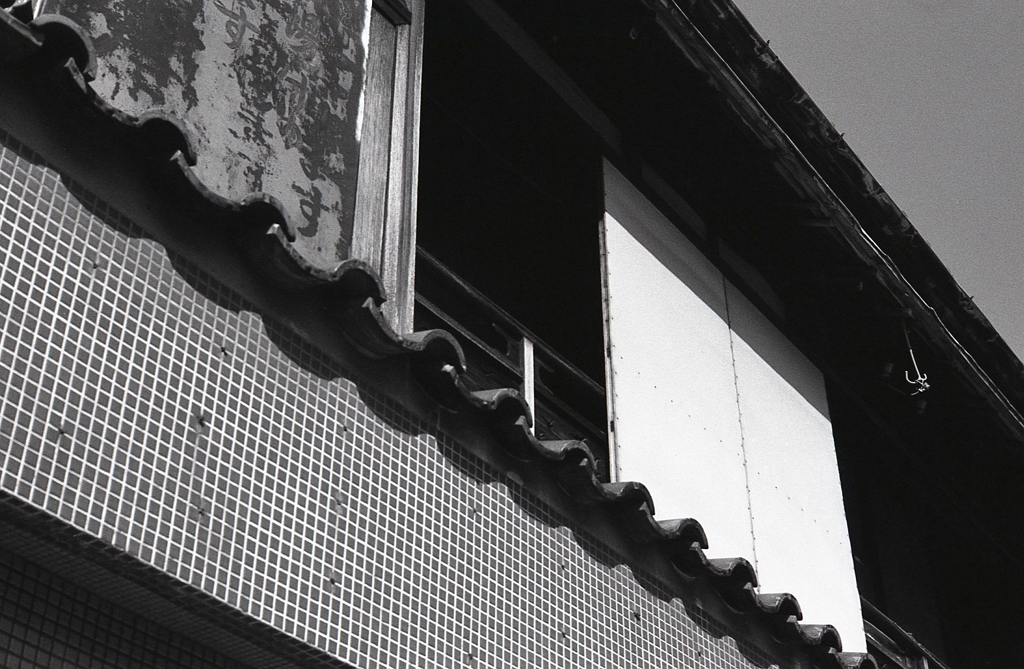 タイルを張られた遊郭の木造家屋