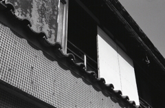 タイルを張られた遊郭の木造家屋