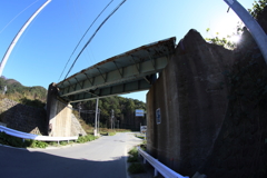 電車のこない鉄橋を潜ると…