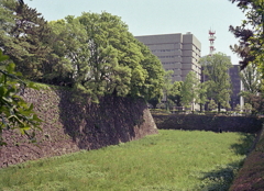 お堀の向こうは官庁街