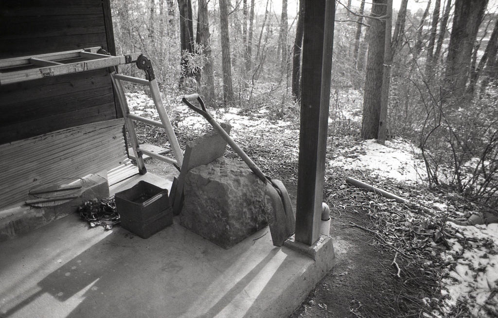 立て掛けられた角スコップ