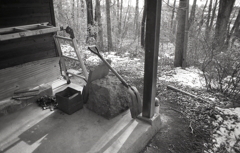 立て掛けられた角スコップ