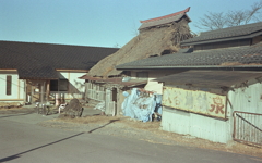 新館前の藁ぶき屋根