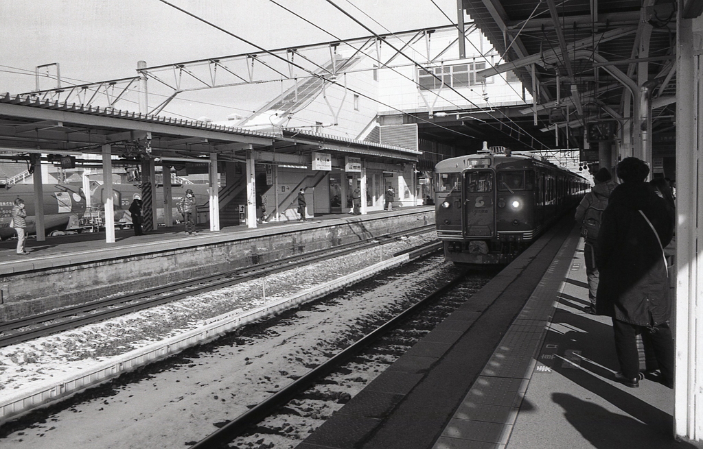 信濃鉄道普通電車が入ってきた。