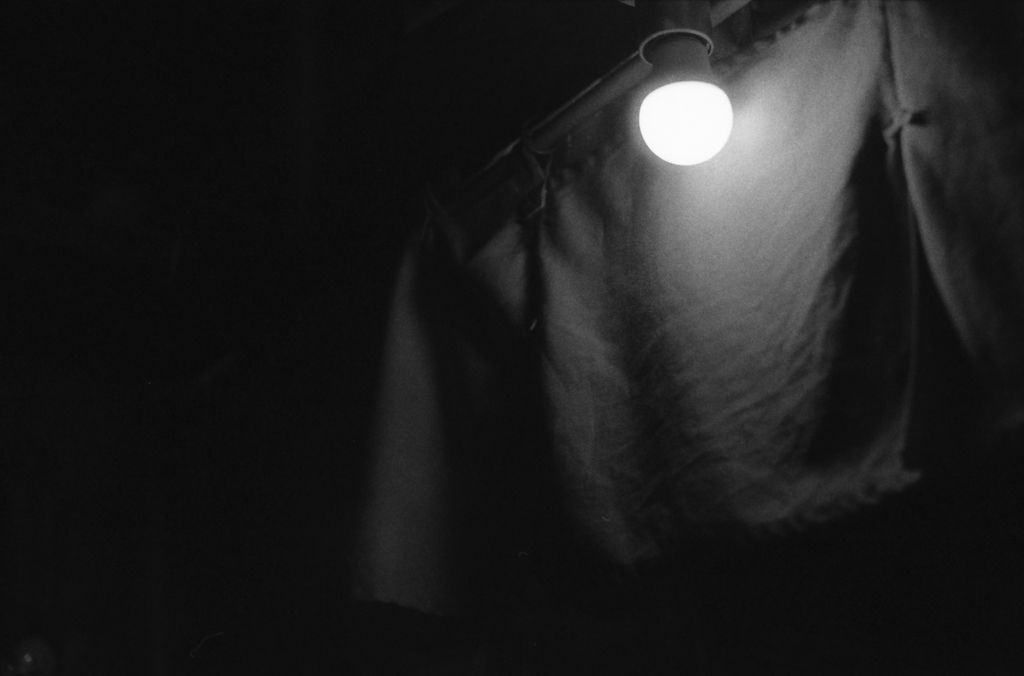 厨房に架かる小さな暖簾の灯