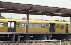 黄色い電車がホームに来た！