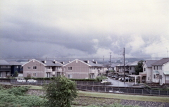 山々隠れる窓からの雨風景