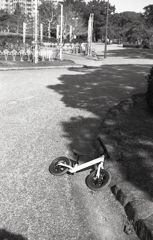 道端の小さな幼児自転車