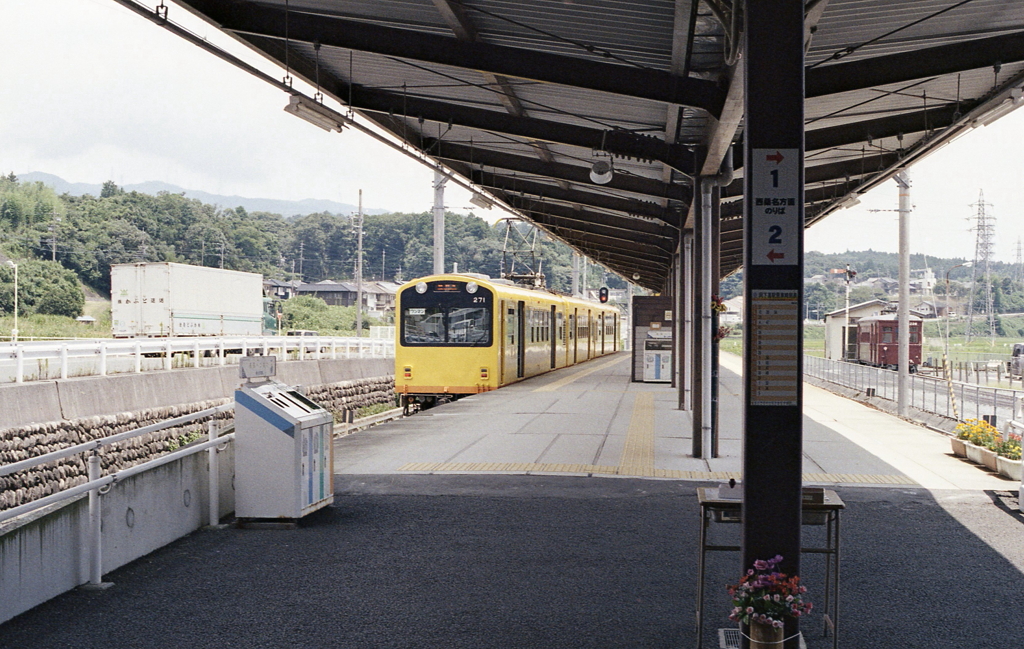 阿下喜駅と黄色い電車