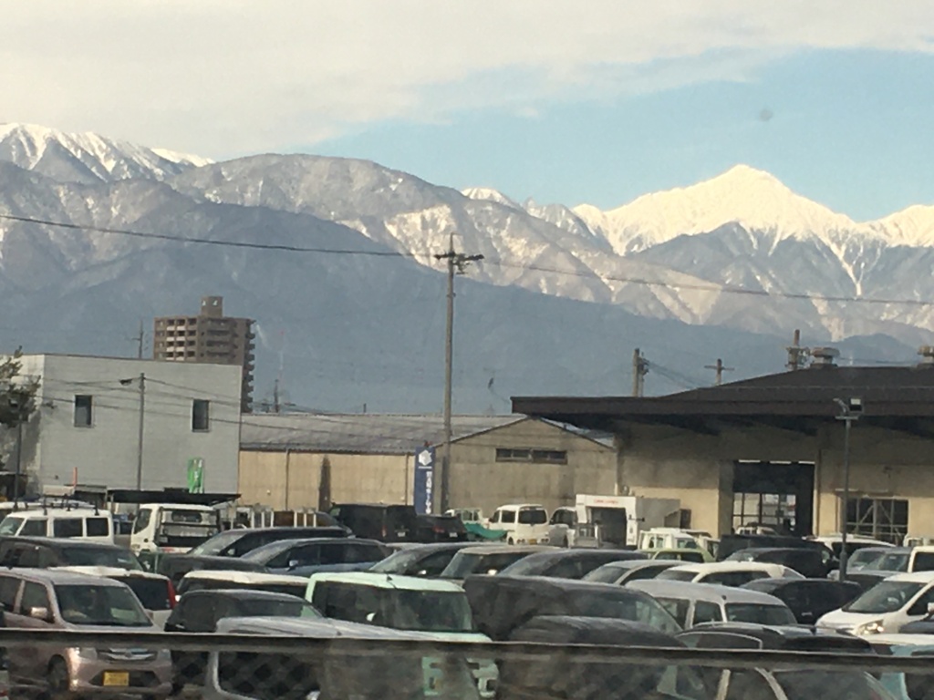 車窓の雪山