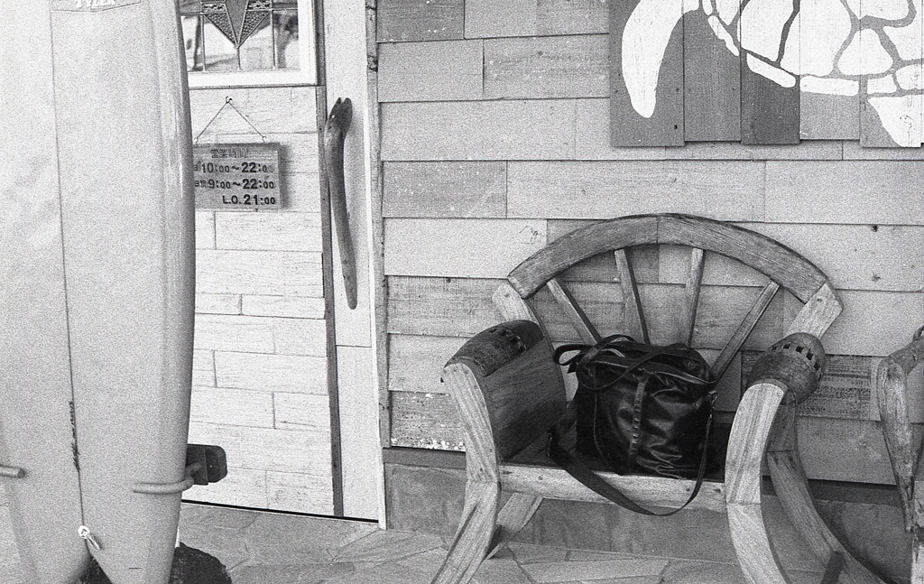 開店前にカメラバック置いて撮影です。（笑