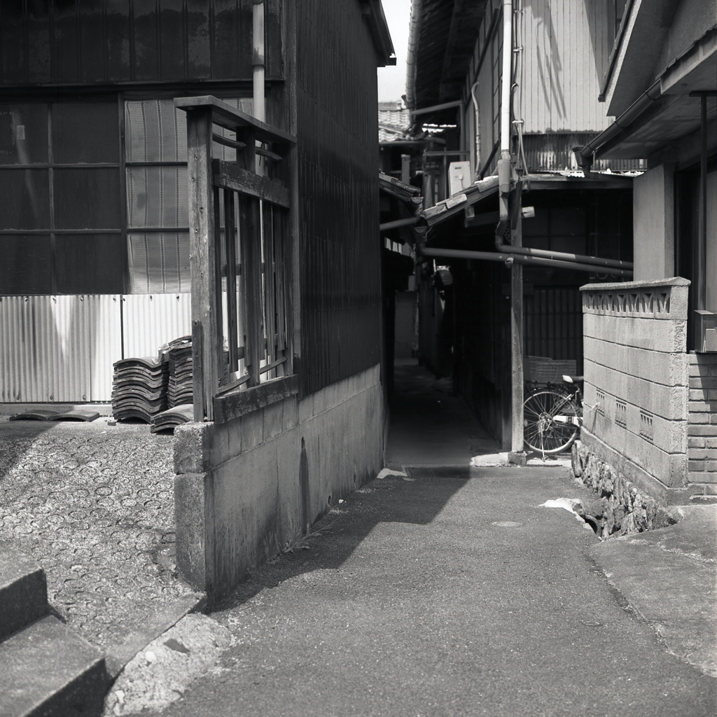 商店街へ通じる路地風景