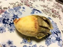 柿にもにた実の色だった。