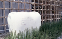 白い奥歯のモニュメント