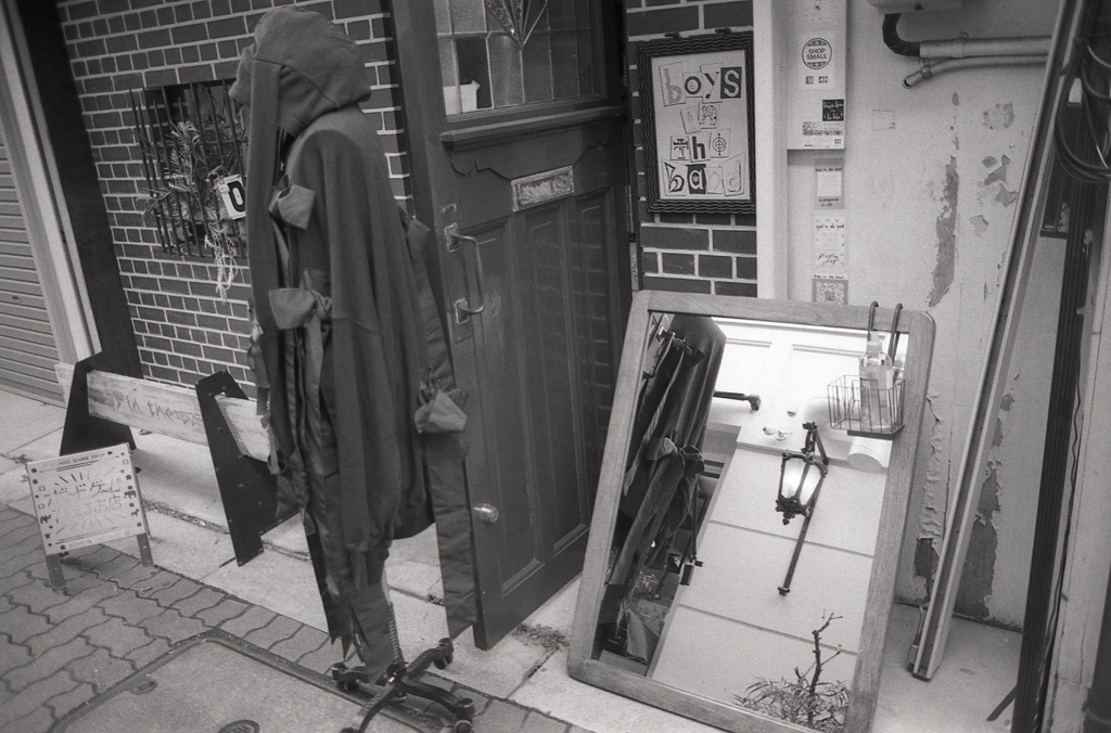 鏡の中の街路灯　～名古屋モノクロウォーク