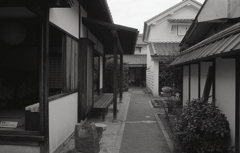 奥へ連なる蔵屋敷