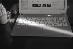 ブラインドの隙間から…